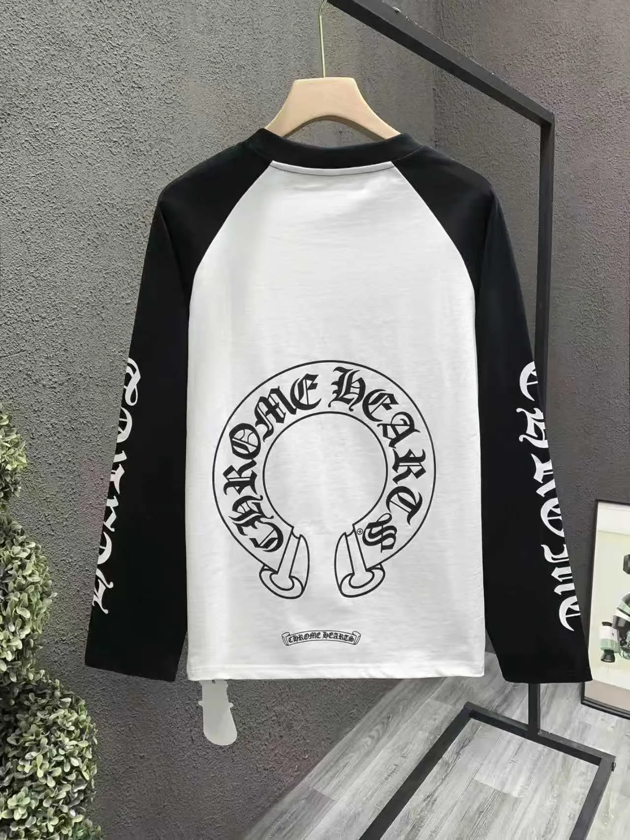 P170 Chrome Hearts 🍁Long T series🍁 Will be available at counters simultaneously in 2022❤ The fabrics have been fully upgraded! ! Crowe black and white letters large horseshoe color matching long-sleeved T. Imported environmentally friendly glue printing and dyeing replica version 1:1 high weight original fabric Color: black and white combination Size: S Length 70 Chest 105 Shoulder width 45 Sleeve length 56 M Length 72 Chest 110 Shoulder width 47 Sleeve length 58 L Length 74 Chest 115 Shoulder width 49 Sleeve length 60 XL Length 76 Bust 120, shoulder width 51, sleeve length 62
